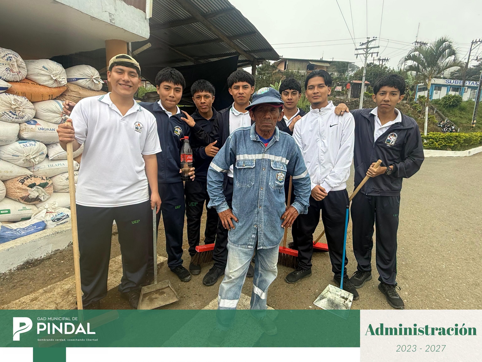 Grupo de limpieza GADM PIndal y Unidad Educativa Pindal